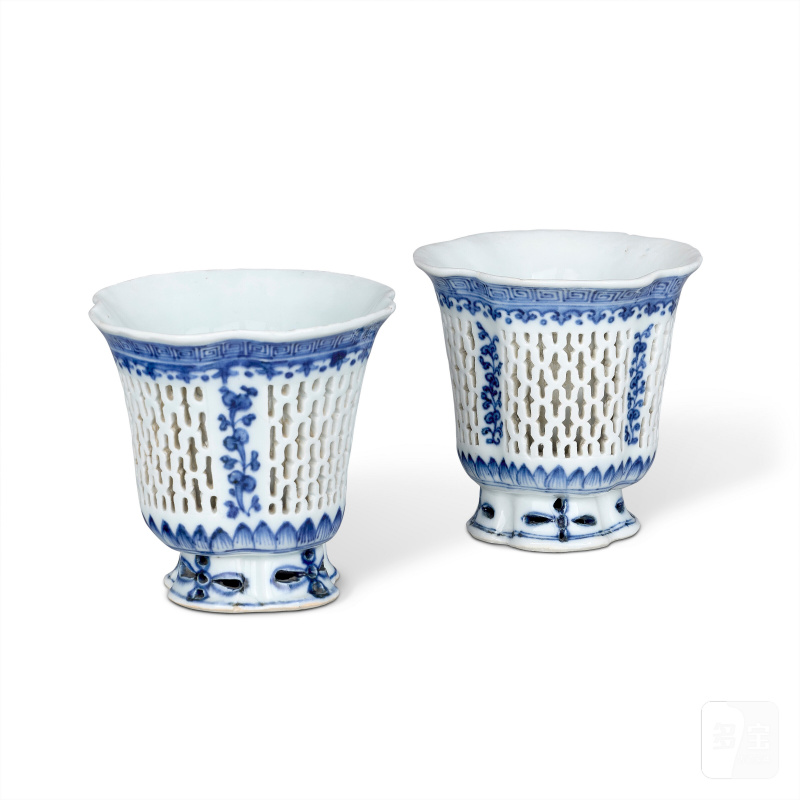 清康熙 青花鏤空花卉紋杯 一對  CHINA, QING DYNASTY, KANGXI PERIOD (1662-1722)